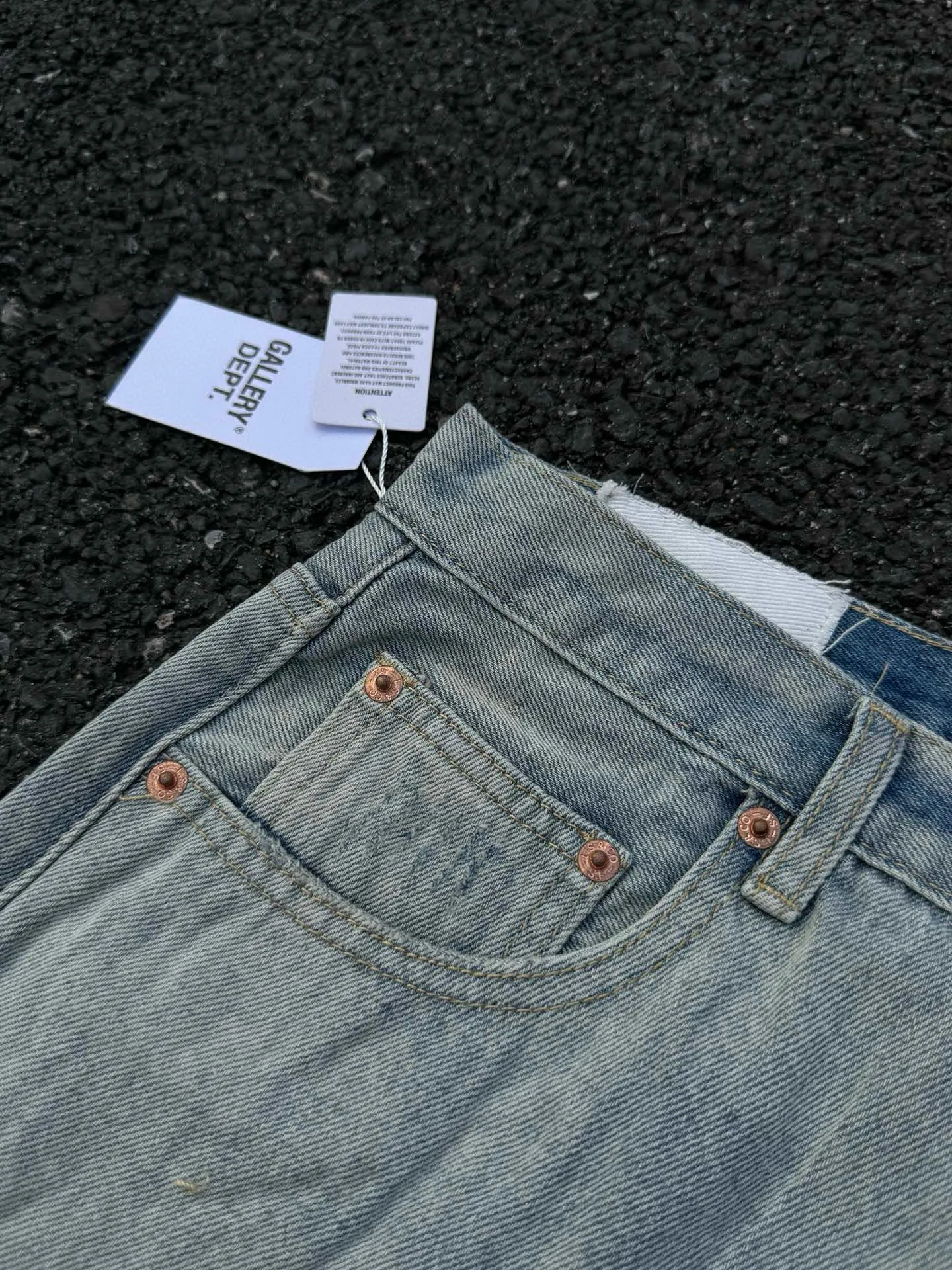 -Size upper body P240#G66 GALLERY DEPT. Denim spliced ​​with all-over printed leather ripped bell-bottoms, washed and distressed jeans. GALLERY is attracted by these bell-bottoms. Whether it is a reset of Carhartt or Levis, they all create a strong brand style. Since these pants are modified from rare vintage, the production capacity is limited. Therefore, after many icons wore them, these pants were once hard to find. Later, perhaps due to the improvement of GD's business in the past two years and the expansion of production lines, the brand itself lowered the price, so I can't wait any longer for these pants this year and will definitely buy them. During the process of the denim washing plant, the owner of the washing plant helped introduce a boss who had worked for Levi's foundry and started his own business. This also paved the way for the following styles. Therefore, Levi's remodeled single product for the base plate is really familiar. Whether it is the fabrics supplied or the lathes used in production, there is nothing to choose from. -Color: blue -Size: S-XXL (corresponding to 28-36)